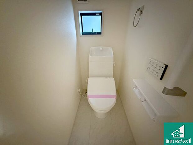 【トイレ】1・2階の2ヶ所にあるので、朝の忙しい時間の順番待ちもなく、深夜の利用にも大変便利です。