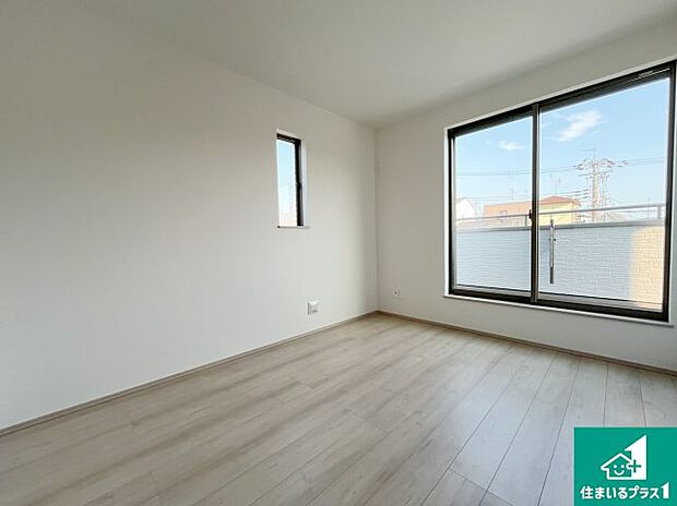 【洋室】シンプルな洋室は、自分好みのインテリアが楽しめます♪ご家族とインテリアや家具を選びに行くのは新築購入時の醍醐味の一つです。ぜひお楽しみください♪