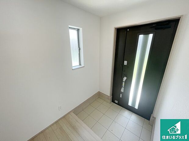 【玄関】シューズボックスにはたくさんの靴が収納できるので玄関周りはいつもスッキリ!ご家族が増えても安心!