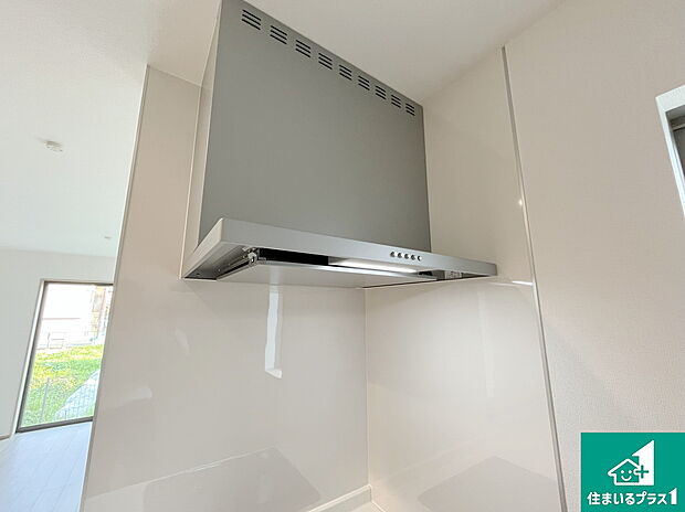 【レンジフード】スタイリッシュな印象のフラットタイプ!LED照明付き!