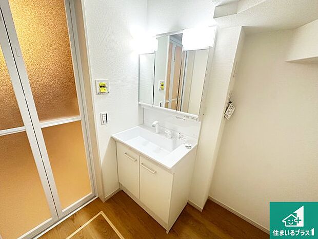 【独立洗面台】清潔感のある洗面台です。フラットな鏡は掃除がしやすく毎日清潔!鏡裏には収納があるのでスッキリとした洗面台が保てます。