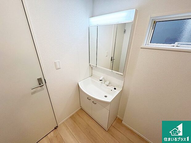 【独立洗面台】清潔感のある洗面台です。フラットな鏡は掃除がしやすく毎日清潔!鏡裏には収納があるのでスッキリとした洗面台が保てます。