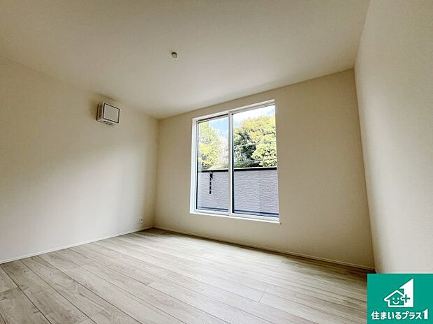 【洋室】シンプルな洋室は、自分好みのインテリアが楽しめます♪ご家族とインテリアや家具を選びに行くのは新築購入時の醍醐味の一つです。ぜひお楽しみください♪