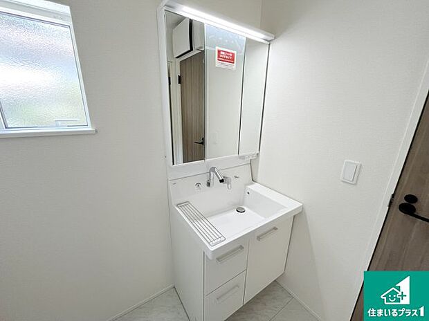 【独立洗面台】清潔感のある洗面台です。フラットな鏡は掃除がしやすく毎日清潔!鏡裏には収納があるのでスッキリとした洗面台が保てます。