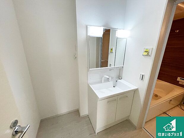 【独立洗面台】清潔感のある洗面台です。フラットな鏡は掃除がしやすく毎日清潔!鏡裏には収納があるのでスッキリとした洗面台が保てます。