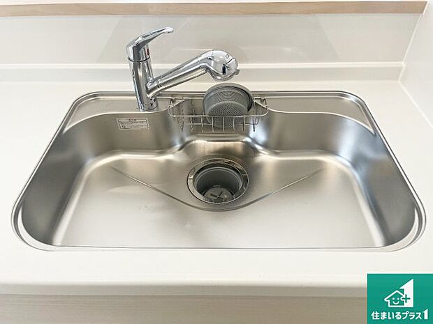 【キッチンシンク】蛇口の先端に浄水器を内蔵しています！原水と浄水、お湯と冷水、シャワーの切替えがワンタッチなので用途によって使い分けられます。