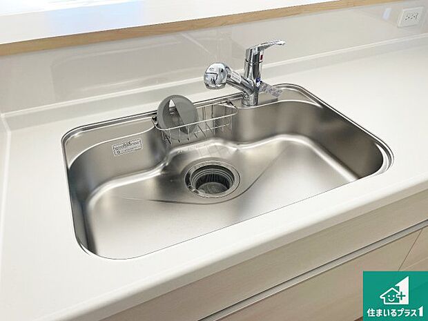 【キッチンシンク】蛇口の先端に浄水器を内蔵しています!原水と浄水、お湯と冷水、シャワーの切替えがワンタッチなので用途によって使い分けられます。