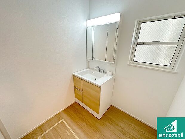 【独立洗面台】清潔感のある洗面台です。フラットな鏡は掃除がしやすく毎日清潔!鏡裏には収納があるのでスッキリとした洗面台が保てます。