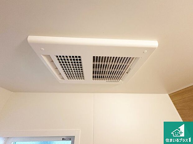 【浴室暖房乾燥機】四季を通して快適なバスライフをお手伝いする浴室暖房乾燥機!浴室の乾燥・暖房・涼風・換気はもちろん、24時間換気にも対応!