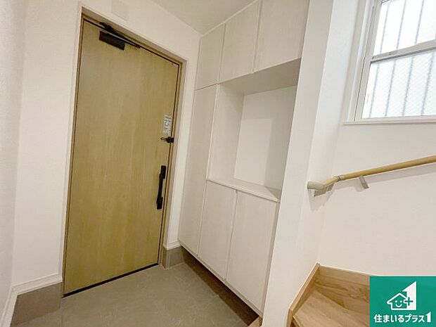 【玄関】シューズボックスにはたくさんの靴が収納できるので玄関周りはいつもスッキリ!ご家族が増えても安心!