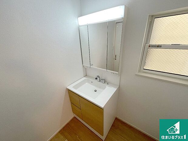 【独立洗面台】清潔感のある洗面台です。フラットな鏡は掃除がしやすく毎日清潔!鏡裏には収納があるのでスッキリとした洗面台が保てます。