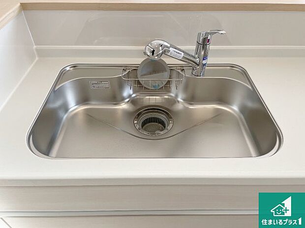 【キッチンシンク】蛇口の先端に浄水器を内蔵しています!原水と浄水、お湯と冷水、シャワーの切替えがワンタッチなので用途によって使い分けられます。