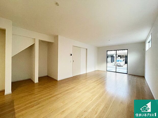 【居間・リビング】日当たり良好の明るいリビングで朝の目覚めもスッキリできそう!対面キッチンでご家族のコミュニケーションも自然と増える設計!小さなお子様が遊ぶスペースを作っても広々とくつろげるLDK!