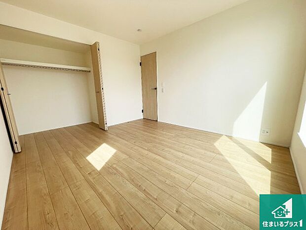 【洋室】シンプルな洋室は、自分好みのインテリアが楽しめます♪ご家族とインテリアや家具を選びに行くのは新築購入時の醍醐味の一つです。ぜひお楽しみください♪