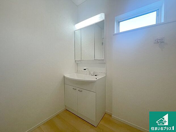 【独立洗面台】清潔感のある洗面台です。フラットな鏡は掃除がしやすく毎日清潔!鏡裏には収納があるのでスッキリとした洗面台が保てます。