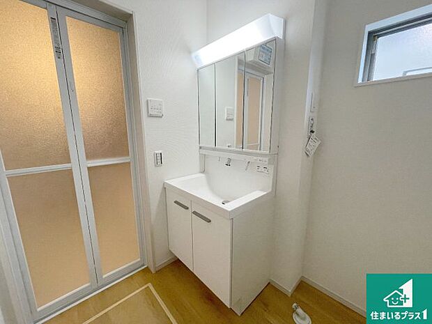 【独立洗面台】清潔感のある洗面台です。フラットな鏡は掃除がしやすく毎日清潔!鏡裏には収納があるのでスッキリとした洗面台が保てます。