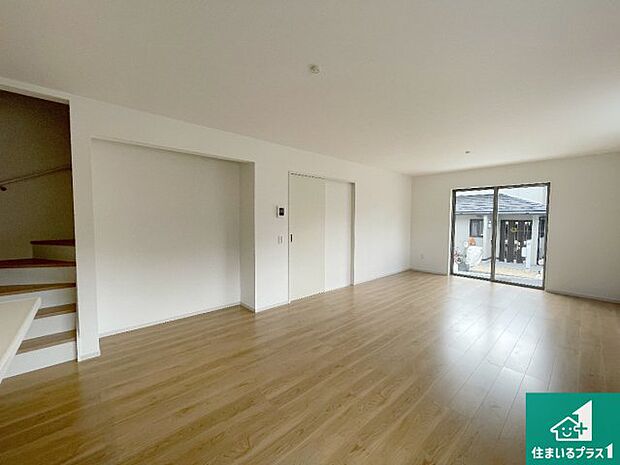 【居間・リビング】日当たり良好の明るいリビングで朝の目覚めもスッキリできそう!対面キッチンでご家族のコミュニケーションも自然と増える設計!小さなお子様が遊ぶスペースを作っても広々とくつろげるLDK!