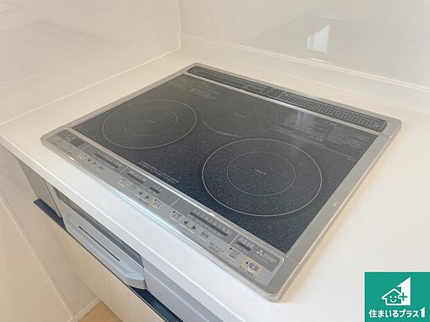【コンロ】火を使わないので、安心なIHコンロ!でこぼこが無い構造なので、掃除もしやすく清潔に保てます!