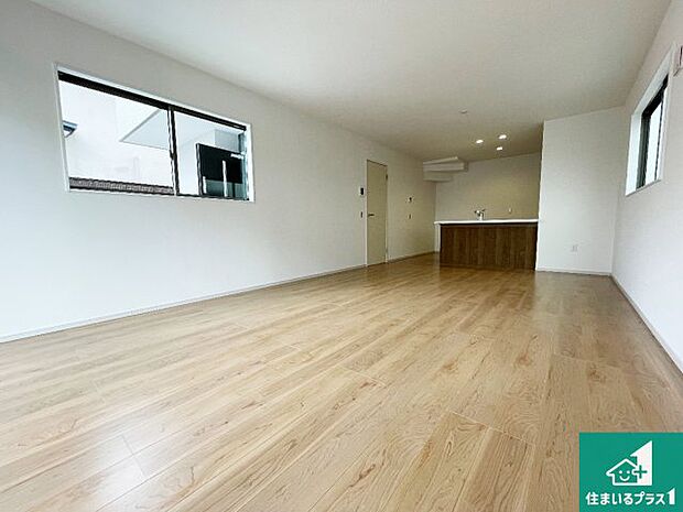 【居間・リビング】日当たり良好の明るいリビングで朝の目覚めもスッキリできそう!対面キッチンでご家族のコミュニケーションも自然と増える設計!小さなお子様が遊ぶスペースを作っても広々とくつろげるLDK!