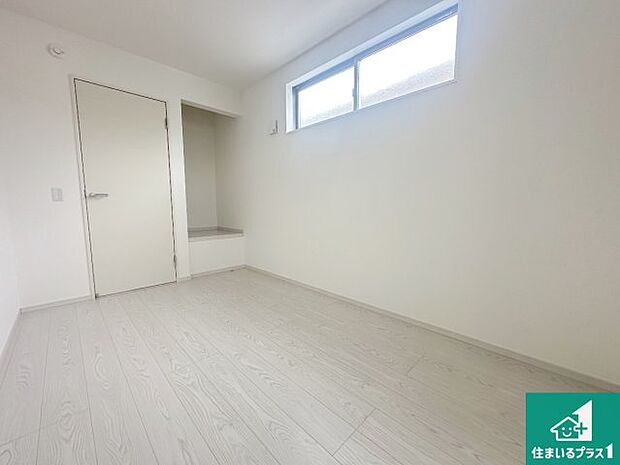 【洋室】シンプルな洋室は、自分好みのインテリアが楽しめます♪ご家族とインテリアや家具を選びに行くのは新築購入時の醍醐味の一つです。ぜひお楽しみください♪