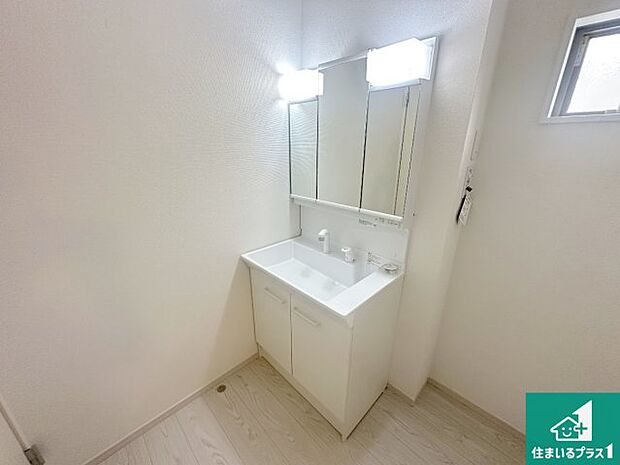 【独立洗面台】清潔感のある洗面台です。フラットな鏡は掃除がしやすく毎日清潔!鏡裏には収納があるのでスッキリとした洗面台が保てます。