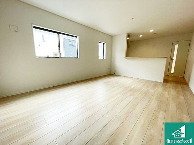 【居間・リビング】日当たり良好の明るいリビングで朝の目覚めもスッキリできそう！対面キッチンでご家族のコミュニケーションも自然と増える設計！小さなお子様が遊ぶスペースを作っても広々とくつろげるLDK！