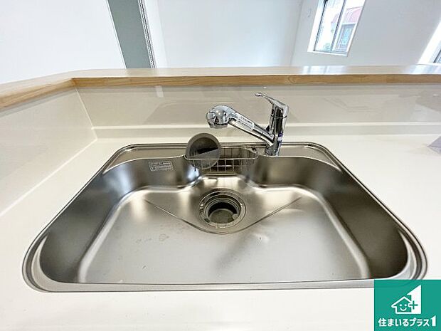 【キッチンシンク】蛇口の先端に浄水器を内蔵しています！原水と浄水、お湯と冷水、シャワーの切替えがワンタッチなので用途によって使い分けられます。