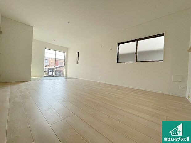 【居間・リビング】日当たり良好の明るいリビングで朝の目覚めもスッキリできそう！対面キッチンでご家族のコミュニケーションも自然と増える設計！小さなお子様が遊ぶスペースを作っても広々とくつろげるLDK！