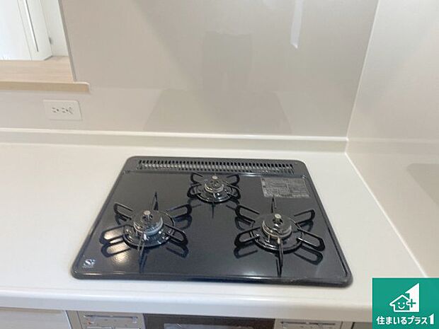 【コンロ】ダブル高火力Ｓｉセンサー付きコンロ！３口あるので、まとめて料理をする時も大活躍！