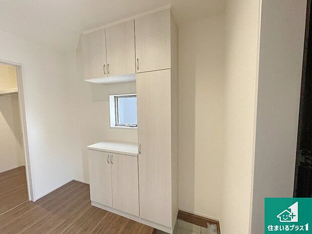 【玄関】シューズボックスにはたくさんの靴が収納できるので玄関周りはいつもスッキリ！ご家族が増えても安心！