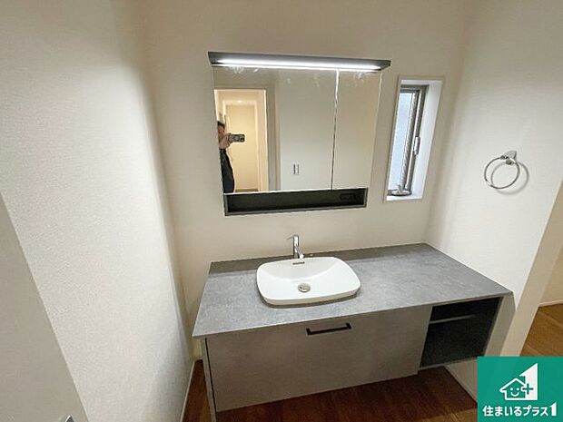 【独立洗面台】清潔感のある洗面台です。フラットな鏡は掃除がしやすく毎日清潔！鏡裏には収納があるのでスッキリとした洗面台が保てます。