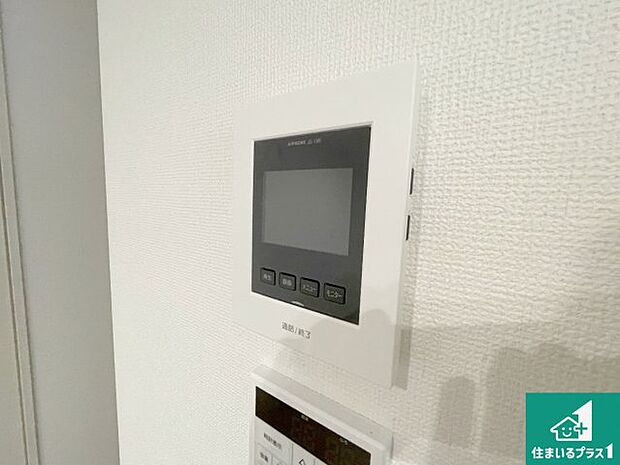 【カラーモニターインターホン】声だけでなく来訪者の姿や顔がモニターで確認できるので、小さなお子様がいらっしゃるご家庭でも安心できます!