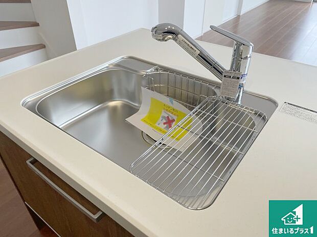 【キッチンシンク】蛇口の先端に浄水器を内蔵しています！原水と浄水、お湯と冷水、シャワーの切替えがワンタッチなので用途によって使い分けられます。