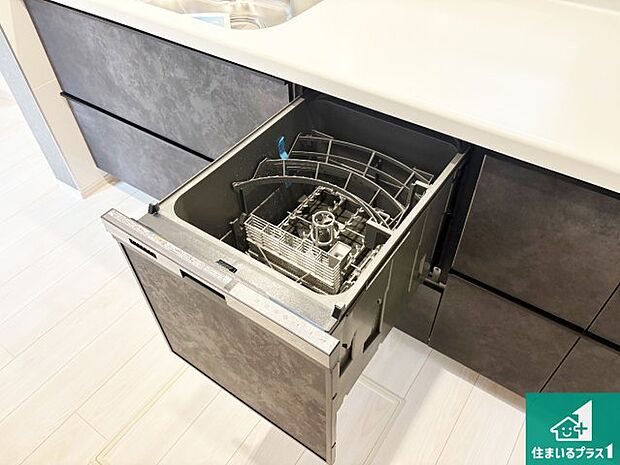 【食器洗浄乾燥機】食事後の一仕事、食器洗いをボタン一つでお任せできちゃいます！場所を取らないビルトイン式なので、お料理スペースもしっかり確保！