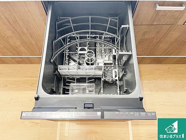 【食器洗い乾燥機】食事後の一仕事、食器洗いをボタン一つでお任せできちゃいます！場所を取らないビルトイン式なので、お料理スペースもしっかり確保！