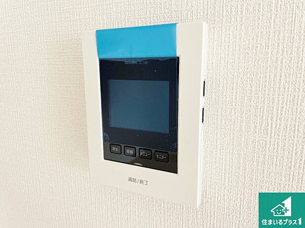 【カラーモニターインターホン】声だけでなく来訪者の姿や顔がモニターで確認できるので、小さなお子様がいらっしゃるご家庭でも安心できます！