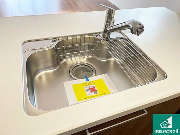 【キッチンシンク】蛇口の先端に浄水器を内蔵しています!原水と浄水、お湯と冷水、シャワーの切替えがワンタッチなので用途によって使い分けられます。