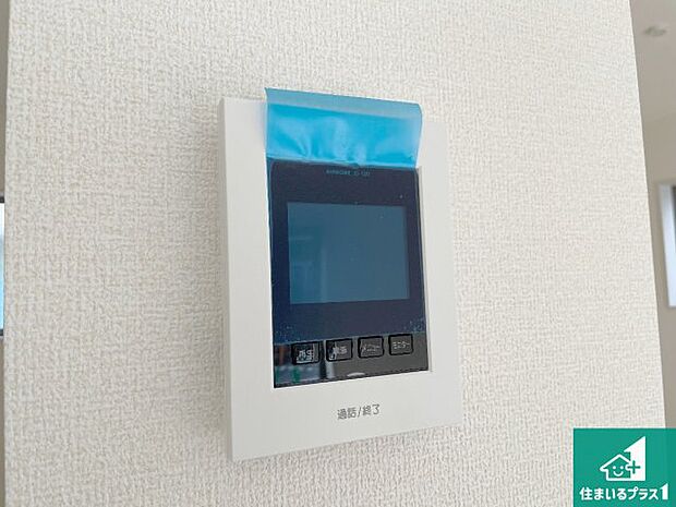 【カラーモニターインターホン】声だけでなく来訪者の姿や顔がモニターで確認できるので、小さなお子様がいらっしゃるご家庭でも安心できます!