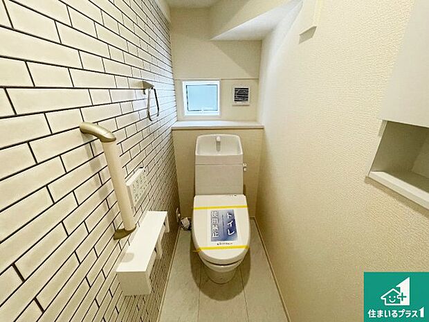 【トイレ】1・2階の2ヶ所にあるので、朝の忙しい時間の順番待ちもなく、深夜の利用にも大変便利です。