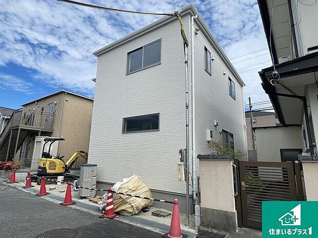 【外観】前面道路は車の通りも少なくて安心です。