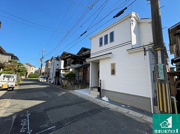 【外観】前面道路は車の通りも少なくて安心です。