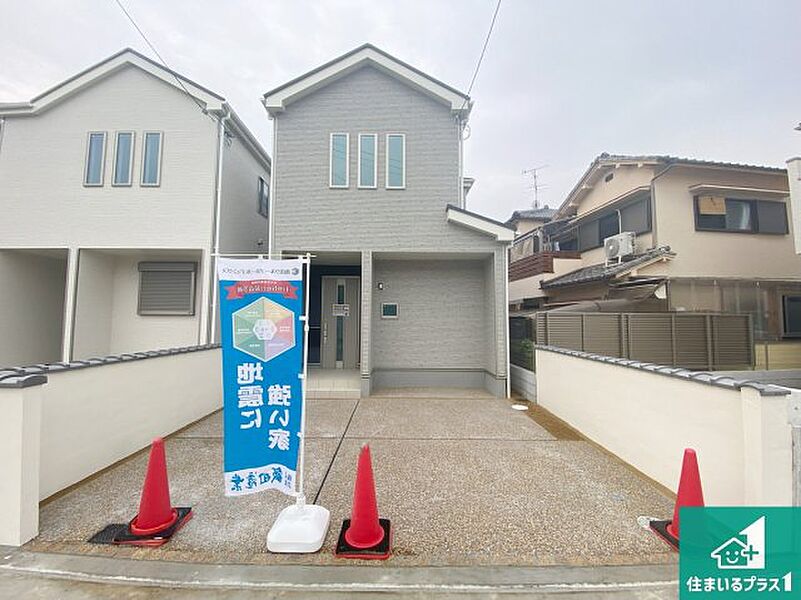 周辺は落ち着いた街並みの住宅地！子育てがしやすい住環境です！まだ未完成ですが、現地でしかわからない事もございます。是非一度ご覧ください。