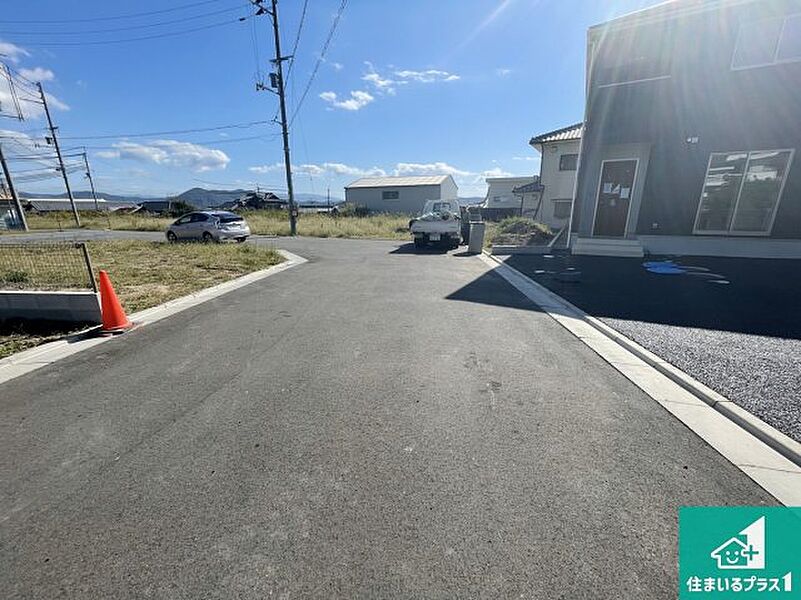 周辺は落ち着いた街並みの住宅地！子育てがしやすい住環境です！まだ未完成ですが、現地でしかわからない事もございます。是非一度ご覧ください。