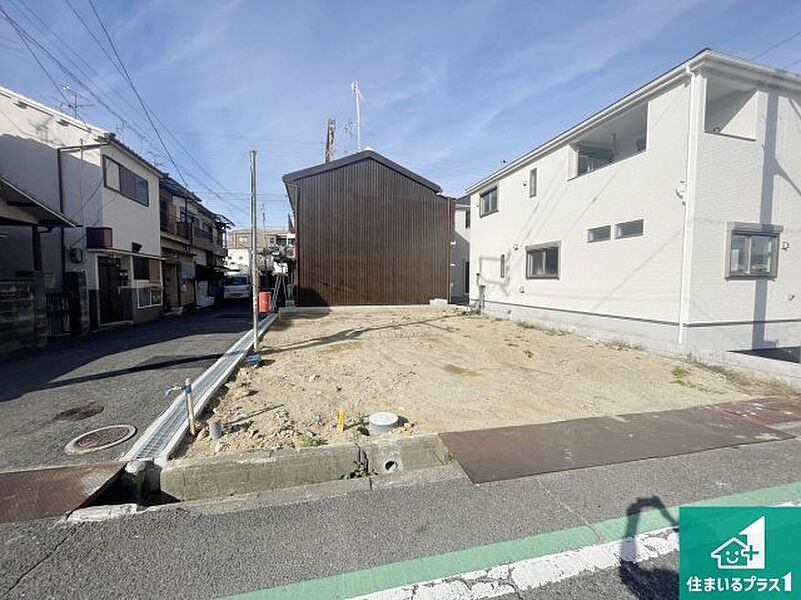 周辺は落ち着いた街並みの住宅地！子育てがしやすい住環境です！まだ未完成ですが、現地でしかわからない事もございます。是非一度ご覧ください。