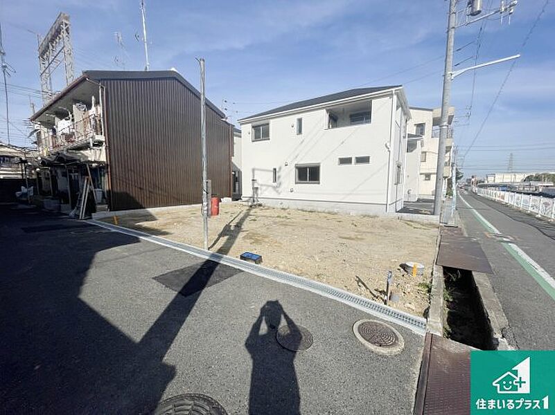 周辺は落ち着いた街並みの住宅地！子育てがしやすい住環境です！まだ未完成ですが、現地でしかわからない事もございます。是非一度ご覧ください。