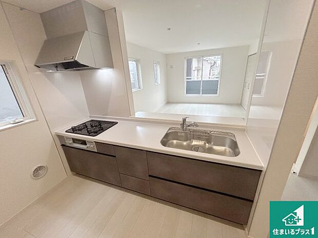 リビングと統一感があり、使い勝手のいいキッチン。広々としているので、二人並んで作業が出来ちゃいます。お子様と一緒に色々なお料理に挑戦できるスペースがあります。