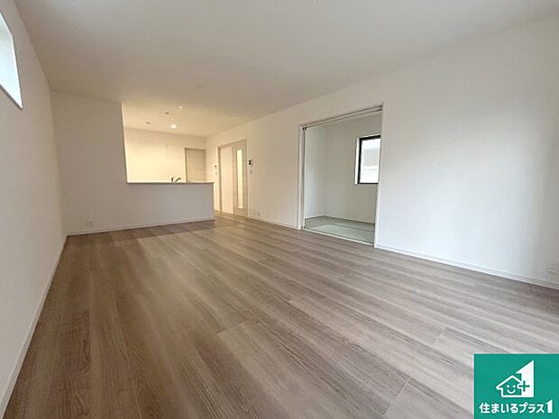 シンプルなリビングは、観葉植物等のインテリアを楽しめますね!パパ好みにも、ママ好みにも家具次第で雰囲気を変えることができます!