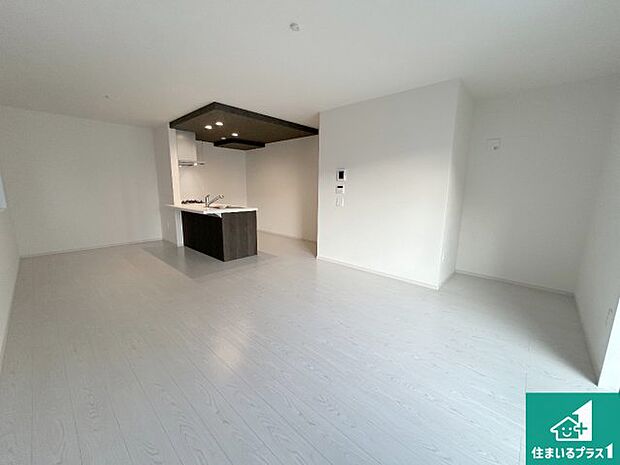 シンプルなリビングは、観葉植物等のインテリアを楽しめますね！パパ好みにも、ママ好みにも家具次第で雰囲気を変えることができます！