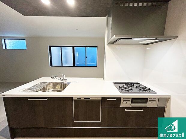 リビングと統一感があり、使い勝手のいいキッチン。広々としているので、二人並んで作業が出来ちゃいます。お子様と一緒に色々なお料理に挑戦できるスペースがあります。 