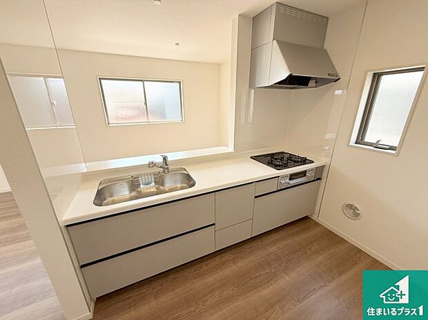 リビングと統一感があり、使い勝手のいいキッチン。広々としているので、二人並んで作業が出来ちゃいます。お子様と一緒に色々なお料理に挑戦できるスペースがあります。